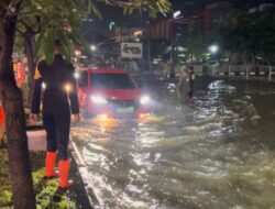 Panam Dikepung Banjir Malam Ini, Brimob Langsung Turun Bantu Masyarakat