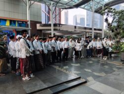 Puluhan Kyai Dan Para Ustad Pimpinan Pesantren Melakukan Orasi Di Menara Bank BRI Pusat