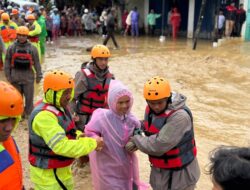 Tanggap Darurat.! Brimob Polda Sumut Amankan Lokasi Banjir Bandang di Sipirok