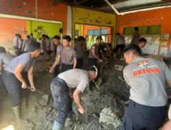Tim SAR Brimob Resimen II Pasukan Pelopor Intensifkan Pencarian dan Pembersihan Pasca Banjir di Agam