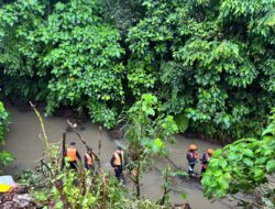 Personel Satuan Brimob Polda Bali Evakuasi Korban Hilang Di Bendungan Lukluk