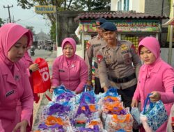 Batalyon D Pelopor Brimob Polri Bersama Bhayangkari Tebar Takjil Ramadan di Cikarang