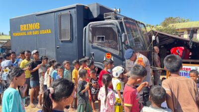 Lewat Slackline, Brimob Hadirkan Keceriaan bagi Anak-Anak Pengungsi Barangkolong