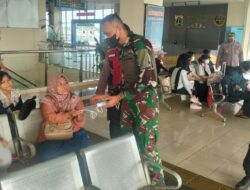 Antisipasi Abu Vulkanik Anak Krakatau, Polsek Cakung Bagikan 300 Masker di Pulogebang