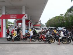 Situasi Pengisian BBM di SPBU Air Merbau Terpantau Lancar, Kapolres Belitung Imbau Masyarakat Tidak “Panic Buying”