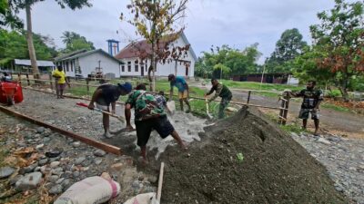 Bergotong Royong, Satgas TMMD ke-130 Kodim 1808/Mansel Bersama Masyarakat Membangun Jalan