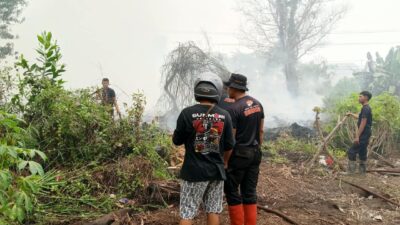 Satbrimob Polda Kalteng Terus Bergerak, Laksanakan Pemadaman dan Pembasahan Karhutla di Kotawaringin Timur