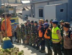 Personel Satuan Brimob Polda Jawa Tengah melaksanakan kegiatan Search and Rescue (SAR) dalam penanganan kebakaran hutan dan lahan (Karhutla) yang terjadi di kawasan Gunung Lawu