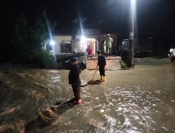 BRIMOB ACEH SIAGA DI TENGAH BANJIR, AKSES JALAN MEDAN–ACEH TENGGARA BELUM DAPAT DILALUI